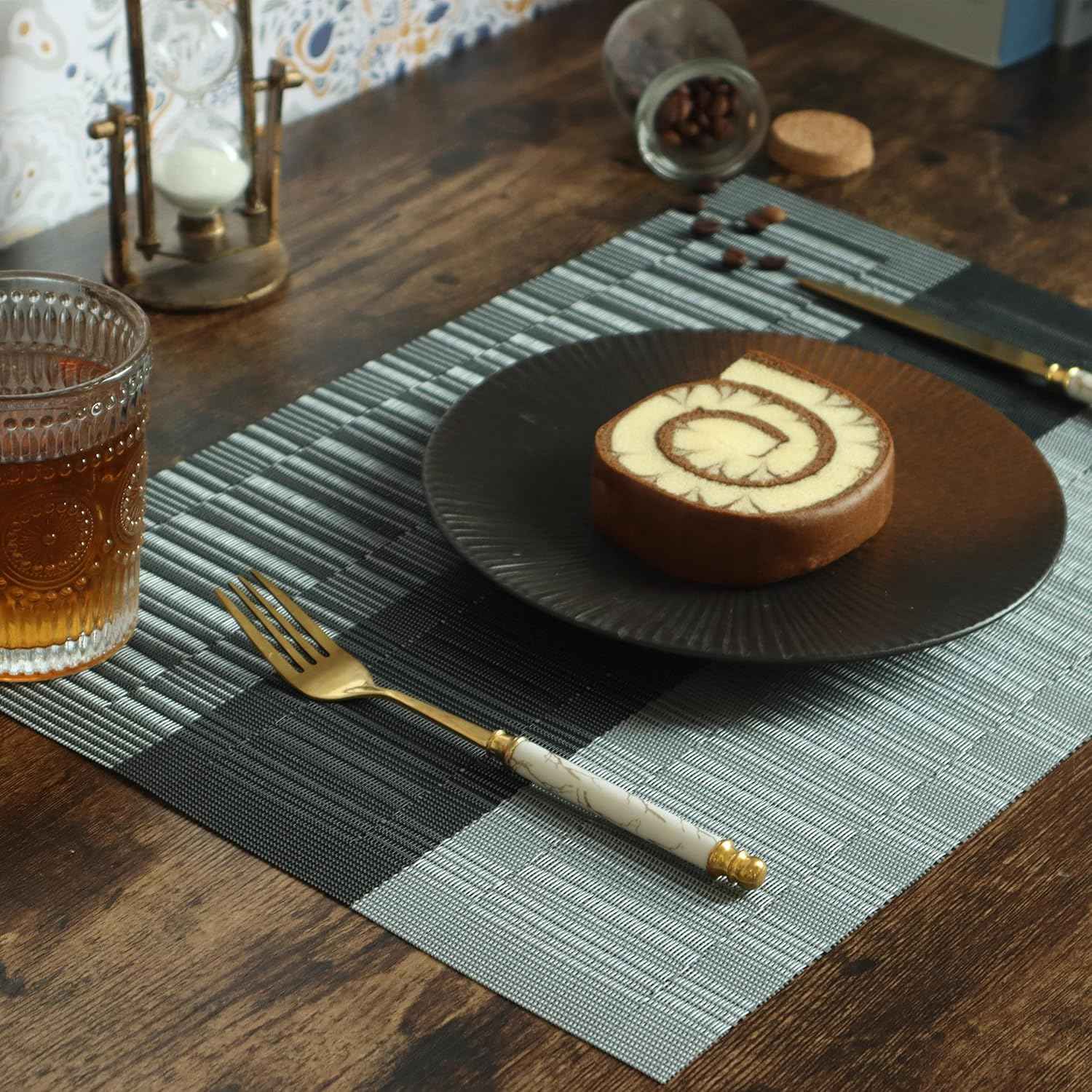 HeloHo Black Placemats Set of 4 Heat-Resistant Washable Place Mats Non-Slip Vinyl Woven Table Mats Wipeable Placemat for Kitchen Dining Table Decoration Indoor Outdoor